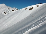 26 scialpinista in ripida discesa...